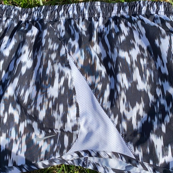Nike Running Shorts - Picture 4 of 5